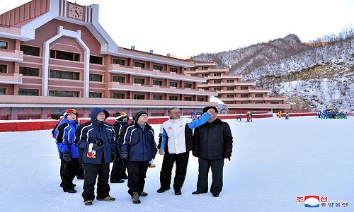 Cơ quan Thông tấn Trung ương Triều Tiên KCNA cho biết, ngày 27/1 đoàn tiền trạm Hàn Quốc tới khảo sát cơ sở vật chất của  Triều Tiên phục vụ cho Olympic Mùa đông sắp tới, trong đó có Khu nghỉ dưỡng Trượt tuyết Masikryong. (Ảnh: KCNA)